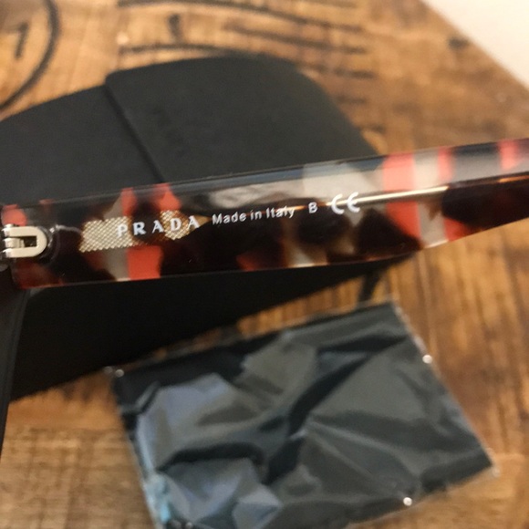 Prada tortoise shell & red frame sunglasses - Picture 5 of 8